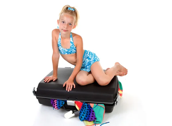 Kind op gevulde koffer — Stockfoto