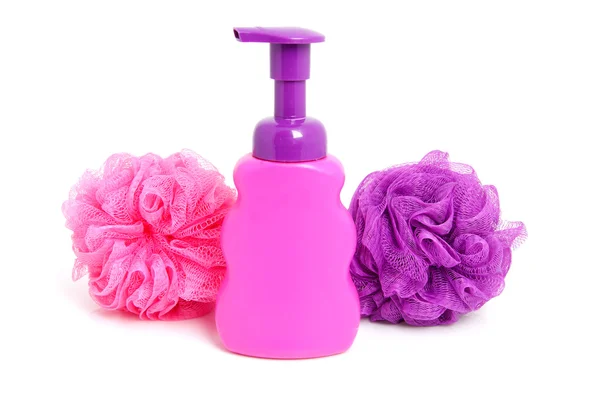 Рожева пляшка мила з фіолетовою губкою — стокове фото