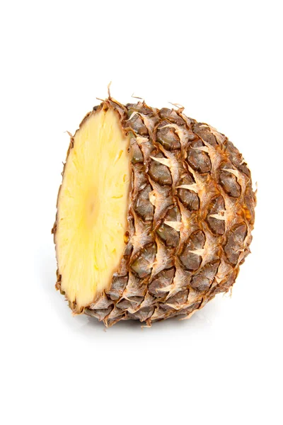 Halb geschnittene Ananas — Stockfoto