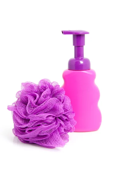 Bottiglia di sapone rosa con spugna viola — Foto Stock