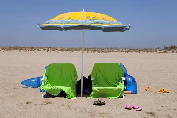 在海滩上的空椅子 — 图库照片