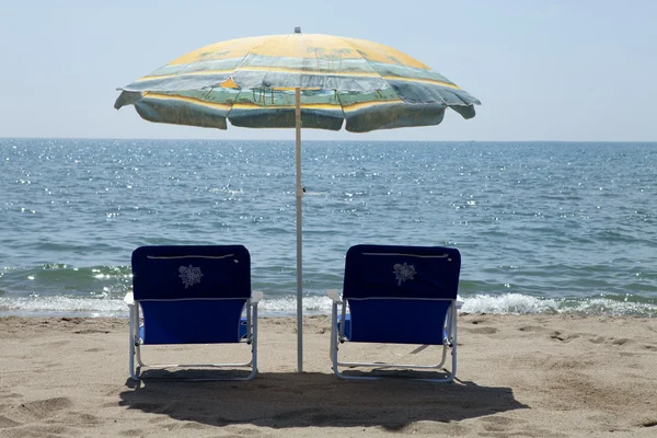 Chaises vides à la plage — Photo