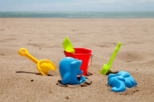 Coloridos juguetes de playa de plástico — Foto de Stock