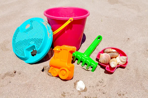 Renkli plastik plaj oyuncakları — Stok fotoğraf