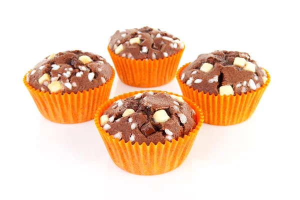 Cupcake maison marron avec des morceaux de chocolat — Photo