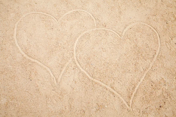 Dos corazones dibujados en arena — Foto de Stock