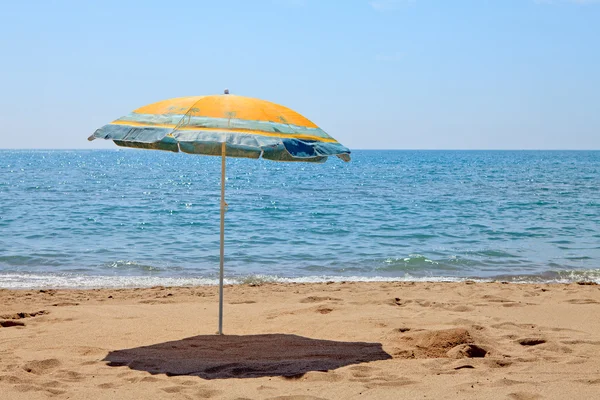 Самотня парасолька на пляжі — стокове фото