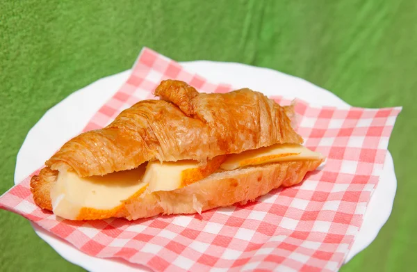 Croissant smörgås — Stockfoto