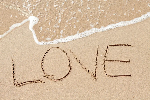 Wort Liebe am Strand geschrieben — Stockfoto