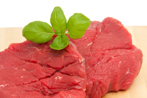 Carne crua de bife na tábua de corte — Fotografia de Stock
