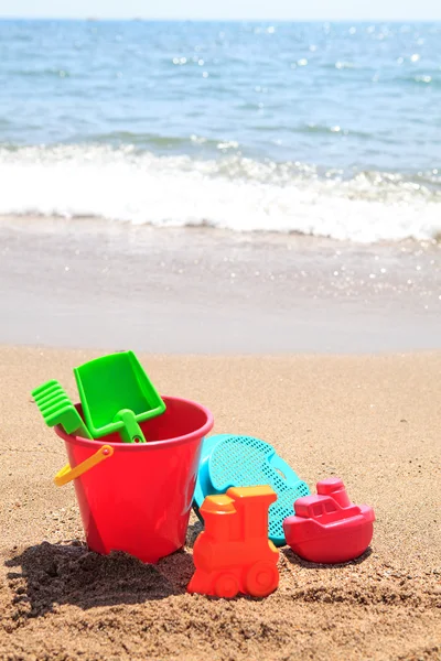 Kolorowe zabawki z tworzyw sztucznych na plaży — Zdjęcie stockowe