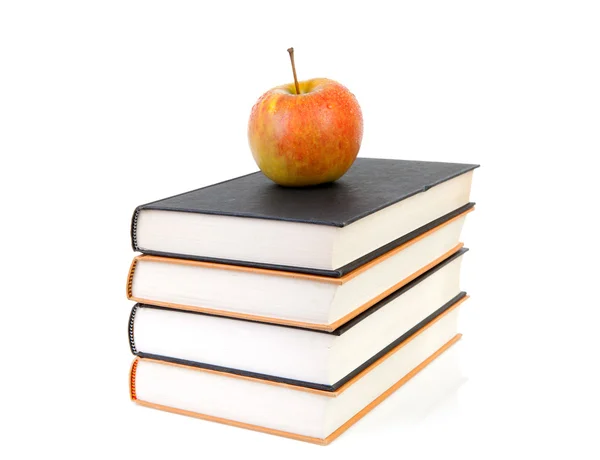 Пачка книг с яблоком — стоковое фото