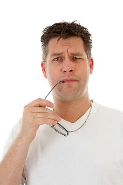 Homem está segurando óculos na boca — Fotografia de Stock