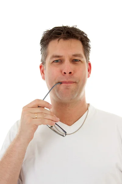 Homem está segurando óculos na boca — Fotografia de Stock