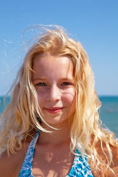 Portret van jonge blonde meisje — Stockfoto