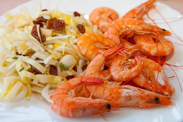 Prato com camarão e chicória — Fotografia de Stock