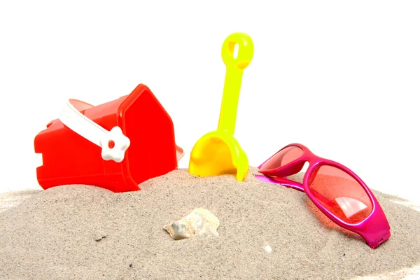 Occhiali da sole rosa e giocattoli da spiaggia — Foto Stock