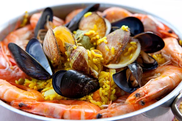 与传统的西班牙海鲜饭泛 — 图库照片