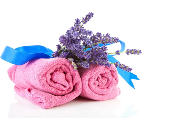 Lázeňské příslušenství s ručníky a levandule — Stock fotografie
