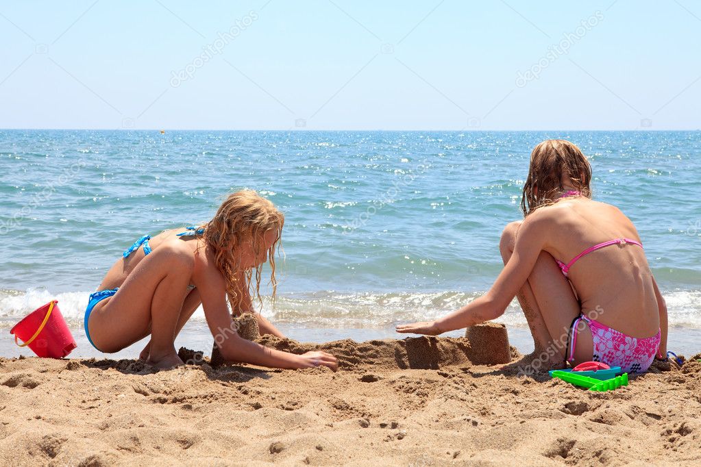 Мамы на нудиском пляже. Мастурбация на нудистком пляже на детей. Ru Beach girl Sandcastle.