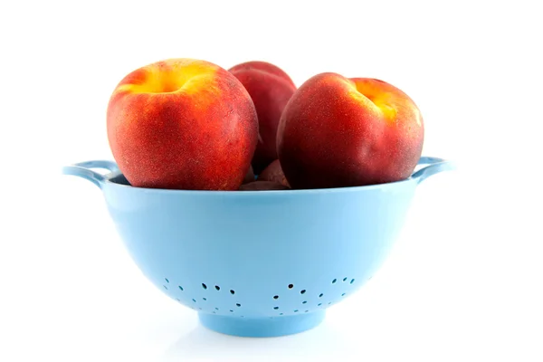 Blå durkslag med persikor — Stockfoto
