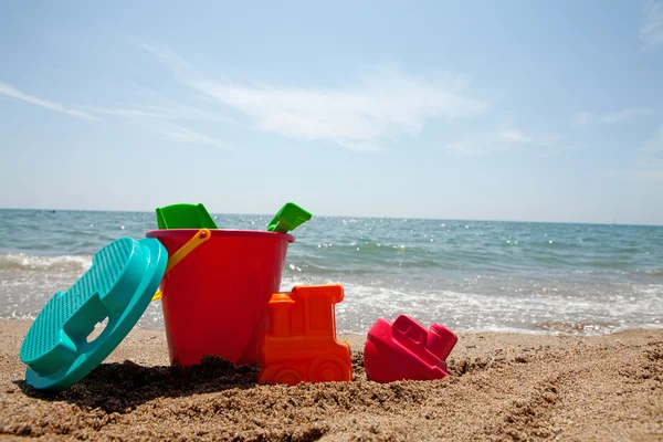 Plastové barevné hračky na pláži — Stock fotografie