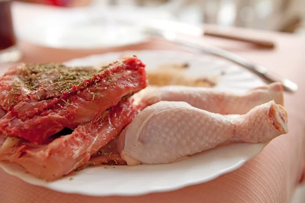 Çiğ et ile plaka — Stok fotoğraf