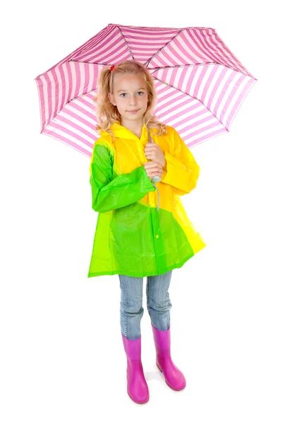 Jonge blonde meisje onder roze paraplu — Stockfoto
