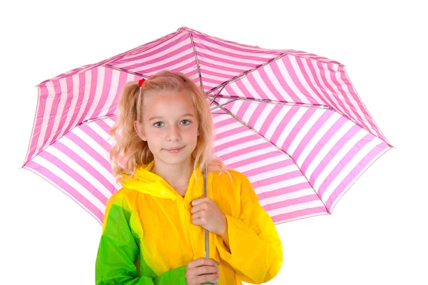 Jeune fille blonde sous parapluie rose — Photo