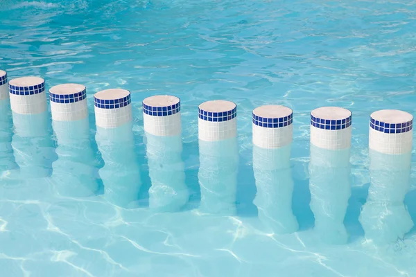 Stangen im Schwimmbad — Stockfoto