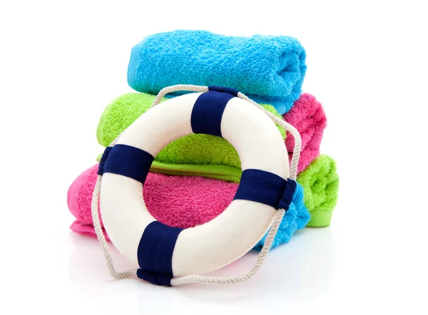 Kleurrijke handdoeken en leven buoy — Stockfoto