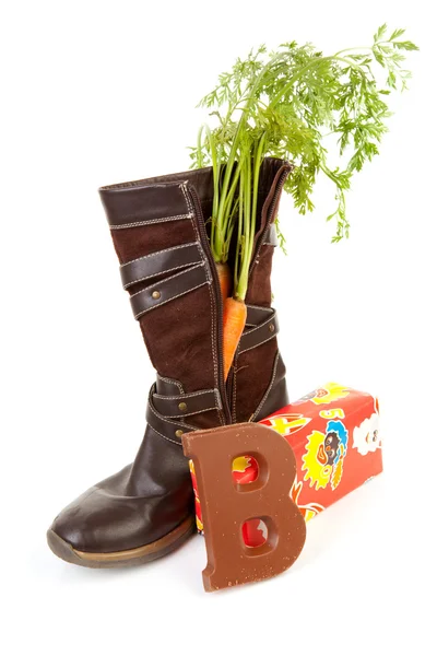 Dutch tradition: shoe with carrot and present — Stock Photo, Image