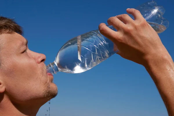 Sed. El joven bebe agua. —  Fotos de Stock
