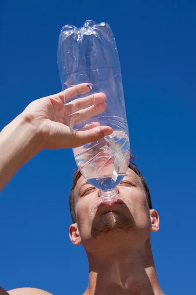 Thirst.The młody człowiek pije wody — Zdjęcie stockowe