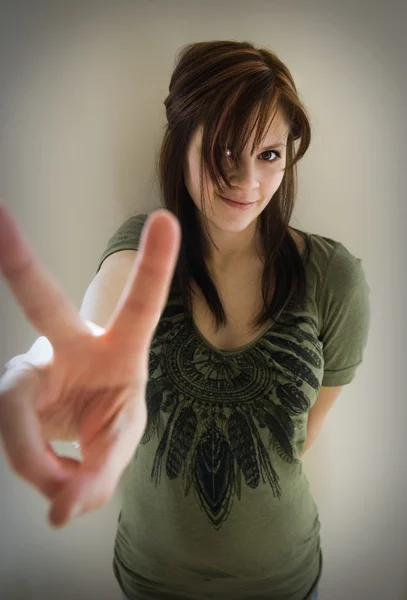 Girl giving peace sign — Stock Photo, Image