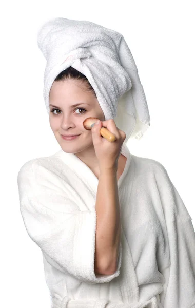 Mladá žena nanášení make-upu — Stock fotografie