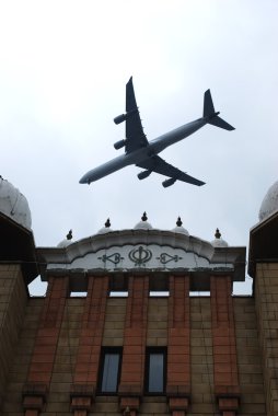 Hint Tapınağı üzerinde uçak