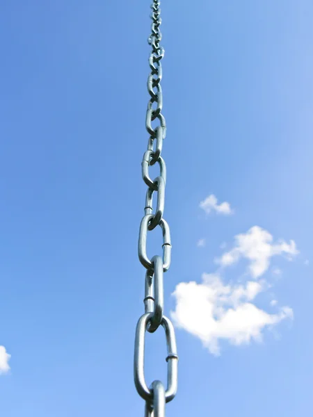 Chain against the backdrop of the sky — Stock Photo, Image