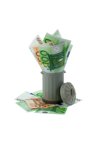 Een geld is in de emmer van een prullenbak — Stockfoto