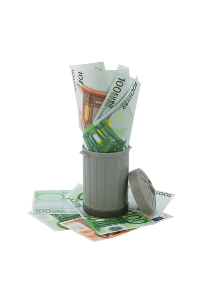 En pengar är i en papperskorg hink — Stockfoto