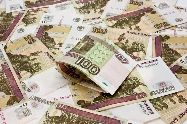 Hrnce peněz za 100 rublů — Stock fotografie