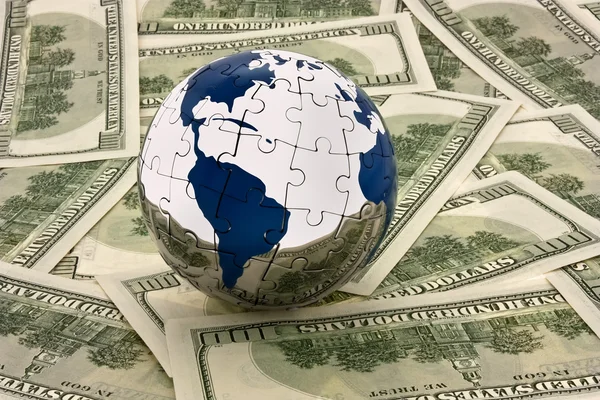 Geld en globe — Stockfoto