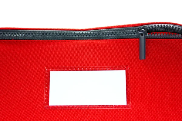 Leeres Gepäcketikett auf rotem Koffer — Stockfoto