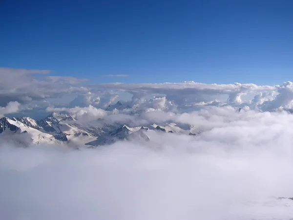 Высокие горы зимой — стоковое фото