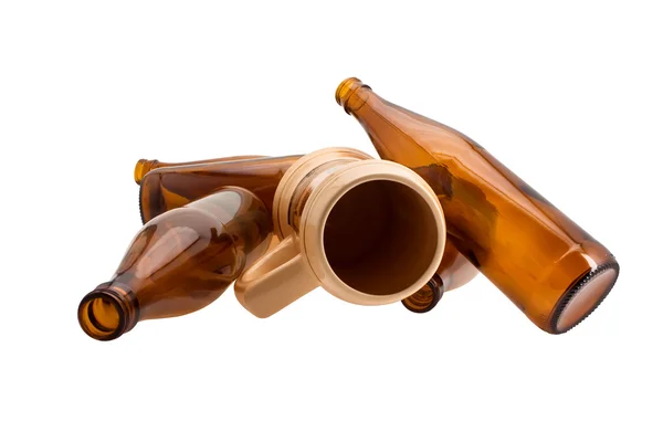 Garrafas de cerveja e caneca de barro — Fotografia de Stock
