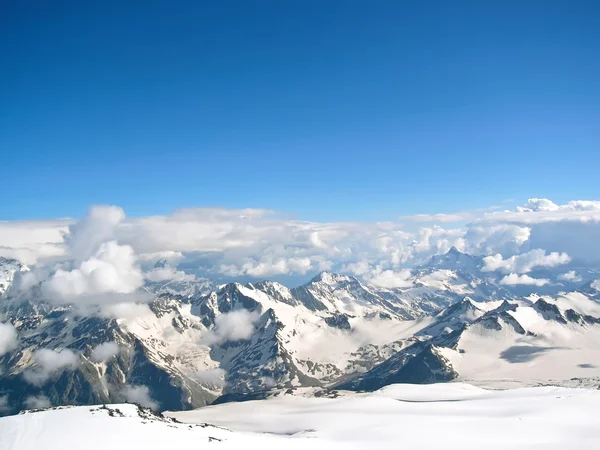 Высокие горы зимой — стоковое фото