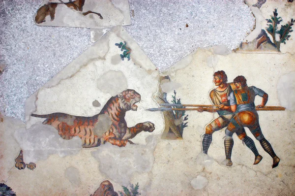 两名武装的男子攻击一只老虎，马赛克 — 图库照片