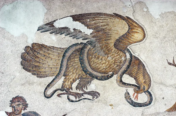 Adler und Schlange, Mosaik — Stockfoto