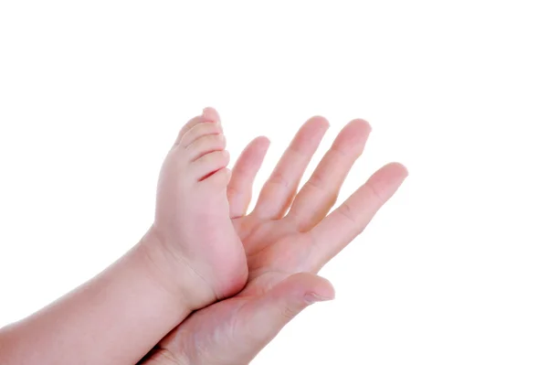 Madre sosteniendo su pie de bebé en la mano — Foto de Stock