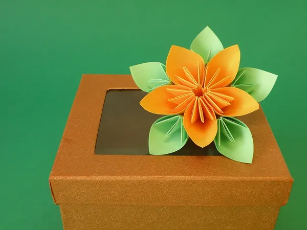 Caja de regalo de oro y flor — Foto de Stock
